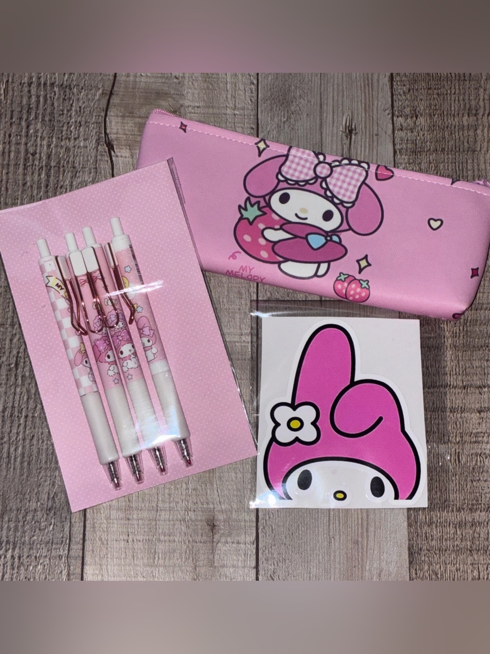 My Melody Pouch w/4pc Pen Set & Decal